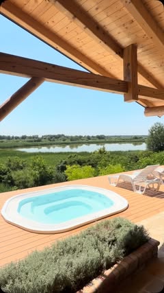 Jacuzzi na drvenoj terasi sa pogledom na jezero — LuxWood, leto