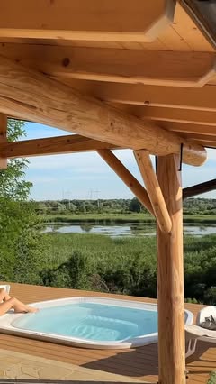 Jacuzzi ispod drvene nadstrešnice i pogled na jezero