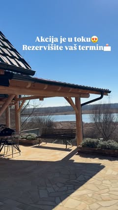 Popločana terasa sa nadstrešnicom i pogledom na jezero