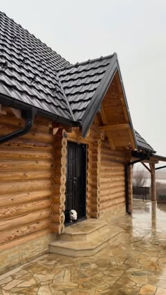 Spoljašnjost brvnare LuxWood od oblica drveta u Boljevcima